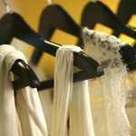 poročne obleke na obešalnikih